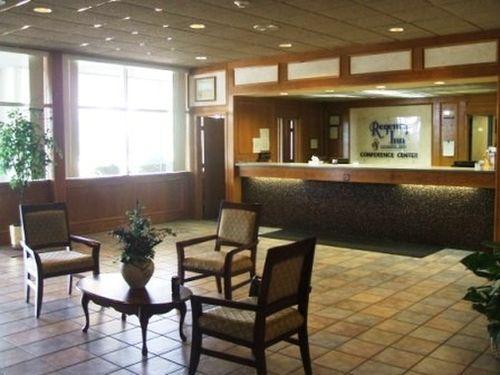 Regency Inn And Conference Center Clinton Интериор снимка